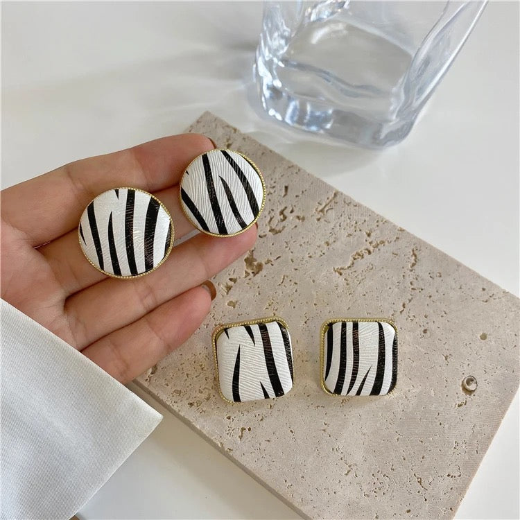 Zebra round earrings