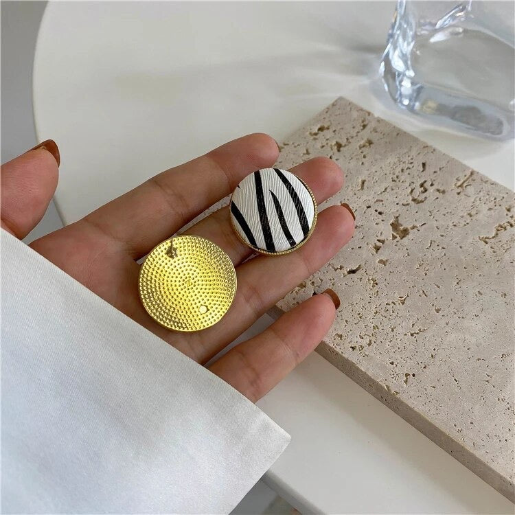 Zebra round earrings