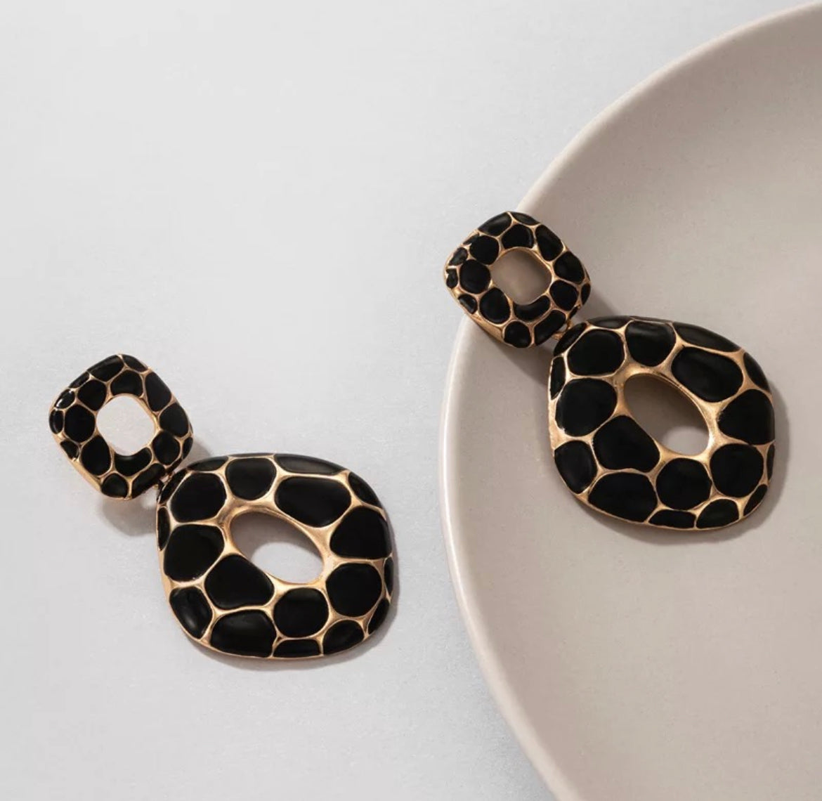 Geometric black earrings