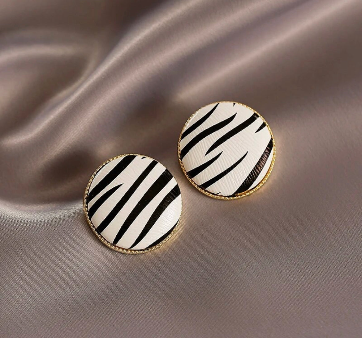 Zebra round earrings
